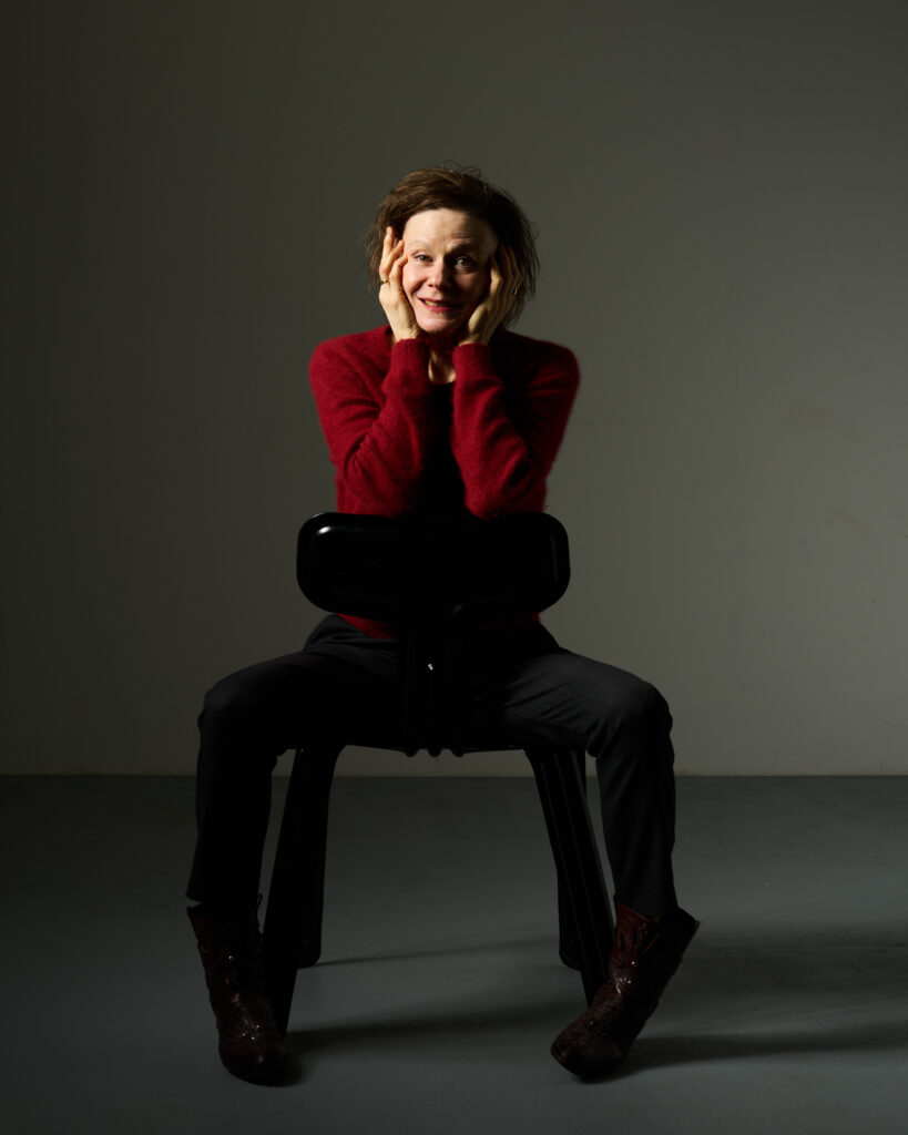 Portrait von Regula Imboden im Studio mit einem verträumten Gesichtsausdruck